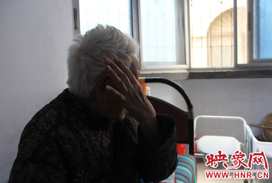 說起敬老院要搬遷,老太太忍不住流眼淚。