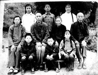 1970年，何兆勝一家人在荊門(mén)合影，中排左二為何兆勝。