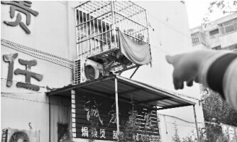 發(fā)生矛盾的一二樓鄰居，喇叭就安裝在二樓窗口。
