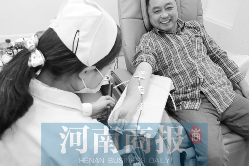 昨天，有市民看了商報報道后，前往獻血點獻血 記者 張郁/攝