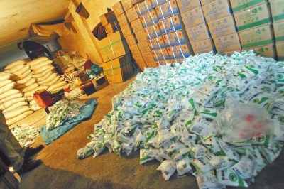 大袋的飼料添加劑氯化鈉經過仿冒加工，就變成了小袋的食用碘鹽。