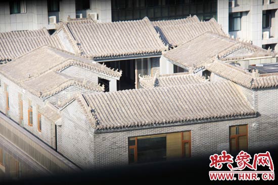 這座建筑里面的裝修奢華考究，門窗和吊頂均為紅木。