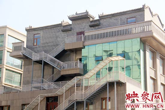 這座建筑的背面，已建好步梯。