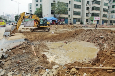 漢江路與行云路口，施工挖斷天然氣管道。