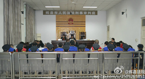 今天上午9：00，鄭州“皇家一號”系列案被告人賈某某等十一人涉嫌協(xié)助組織賣淫罪一案在輝縣市人民法院2