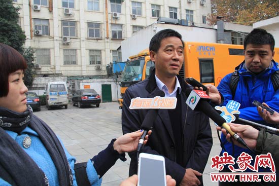 鄭州城市管理局行政執(zhí)法監(jiān)察支隊二大隊副大隊長杜陸水就“河南省人民會堂違法戶外廣告”一事，接受媒體采訪
