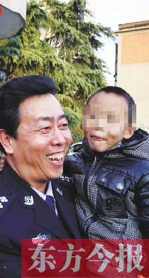 林州市公安局長趙峰抱著滿臉笑容的曉宇（化名），也露出了笑容