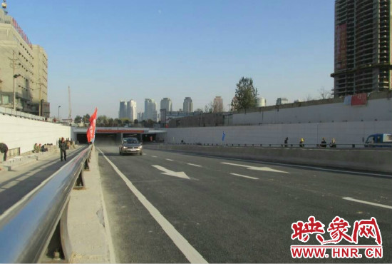 紅專路下穿中州大道隧道工程西起紅專路與姚寨路交叉口，東至紅專路與龍湖外環(huán)路交叉口。
