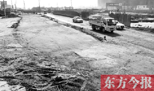 昨日，今報連續(xù)報道的鄭州南四環(huán)柴郭轉(zhuǎn)盤附近的大坑已基本填平