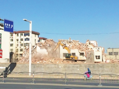 航海路秦嶺路口的閆垌村拆遷現(xiàn)場，看不到防塵措施。