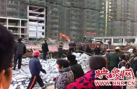 圖為事故現(xiàn)場(chǎng)情況，當(dāng)?shù)厝罕姽﹫D。