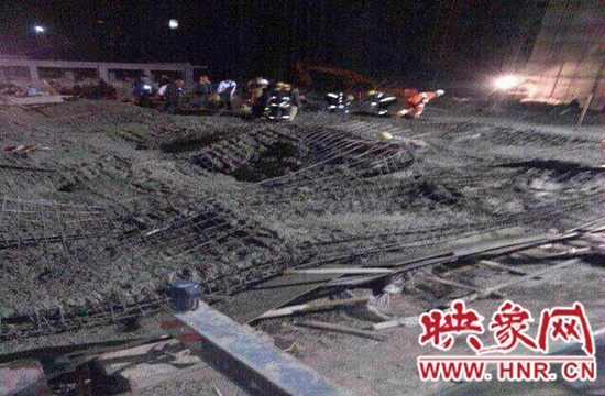 圖為事故現(xiàn)場(chǎng)情況，當(dāng)?shù)厝罕姽﹫D。
