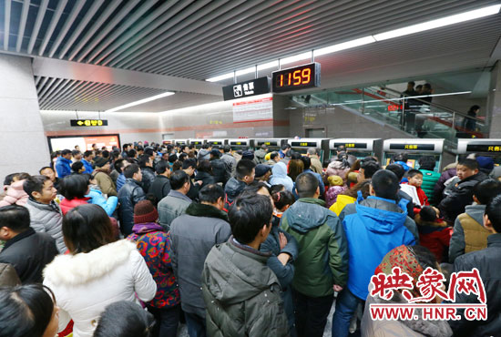 地鐵開通首日，上午十一點(diǎn)五十九分，紫荊山地鐵站售票機(jī)前擠滿了買票的市民。