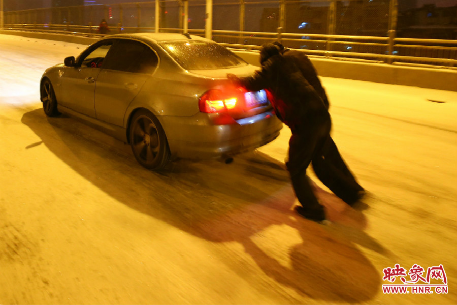 兩位“推車人”奮力的推著小車上橋。