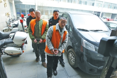 倆刑釋男子，冒充“富二代”，微信搜附近的人，專搶出入娛樂(lè)場(chǎng)所女性