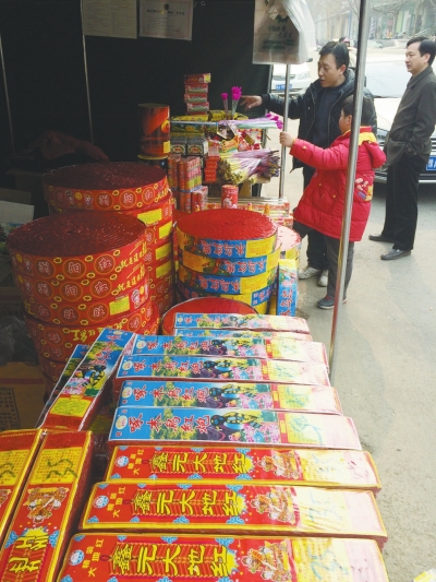 一家鞭炮攤兒前，只有少數(shù)人駐足購買。