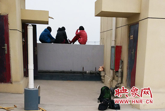 三人在樓頂始終不肯下來(lái)。