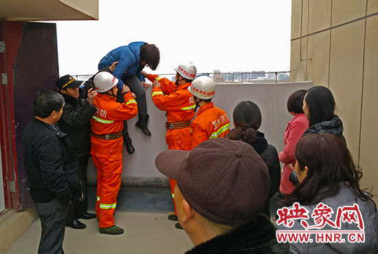 消防隊(duì)員和巡防隊(duì)員、民警將最后一名女子從樓頂救下。