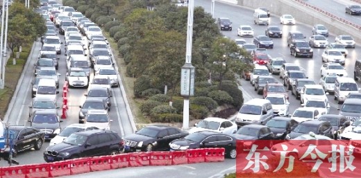 昨日，鄭州市福元路，車輛在僅剩的一條5米寬車道上堵得“不亦樂乎”