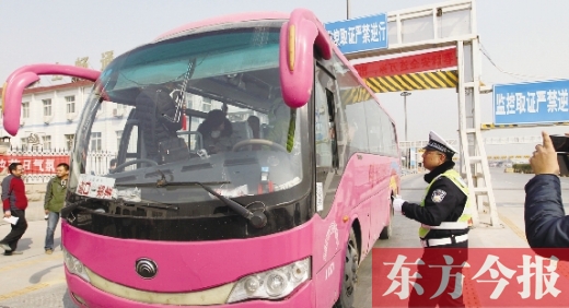 鄭州交警在鄭州黃河大橋安裝“機(jī)動(dòng)車緝查布控系統(tǒng)”嚴(yán)查違法運(yùn)輸行為，確保旅客安全。