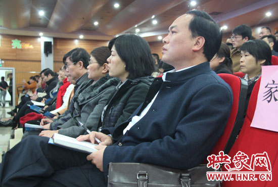 認(rèn)真聽(tīng)取招生政策的學(xué)生家長(zhǎng)。