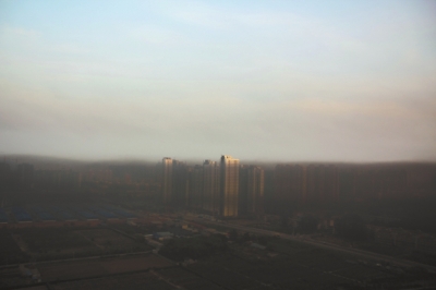 鄭州遇“平流霧”，上空晴朗，城市被黑霧籠罩