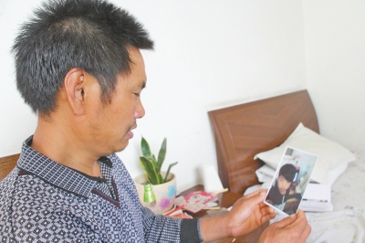 46歲的山村農(nóng)民祁振崗在失去兒子的同時，又陷入了“沒錢帶兒子回家”的揪心之痛中。