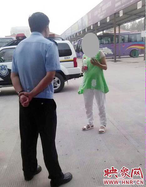 民警把這名女子送到了蘭考汽車站，給她買了回老家濮陽(yáng)的車票