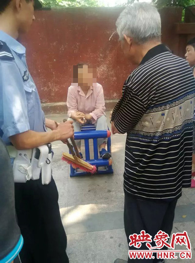 老太當(dāng)時(shí)坐在健身器材上做仰臥起坐，說環(huán)衛(wèi)工人影響她鍛煉身體了，便開始謾罵環(huán)衛(wèi)工人。