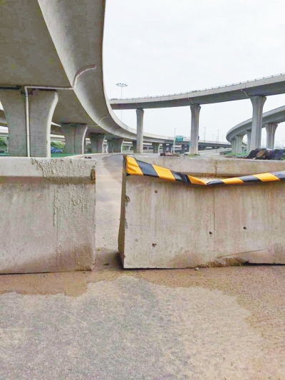  京廣快速路北延地面道路北三環(huán)入口處，一排石墩擋道，不讓入內(nèi)。