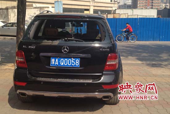 奔馳車夜停路邊被砸，損失萬元以上