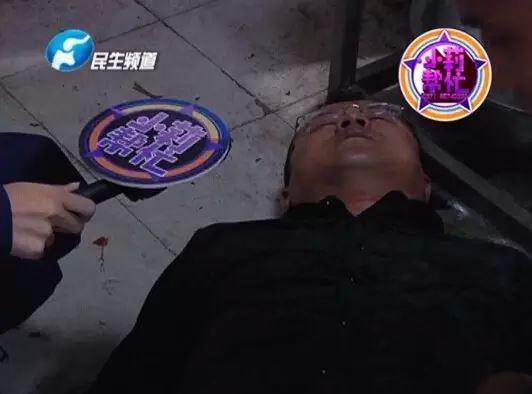 老板竟突然在廚房內(nèi)割腕自殺!發(fā)現(xiàn)意外情況后，小莉趕緊對傷者進行包扎，并撥打了120急救電話。