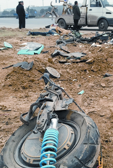 現(xiàn)場散落大量電動車碎片，車輪已完全脫離車體，可見當時車禍的慘烈程度