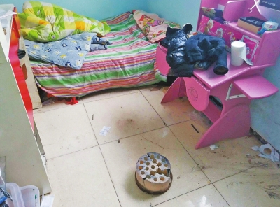 在理發(fā)店死者居住的臥室內(nèi)，地上放有一個(gè)大煤球。