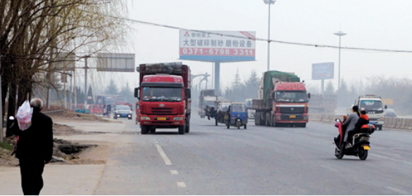 距離事故現(xiàn)場不遠(yuǎn)，仍有人騎電動車帶著孩子橫穿馬路