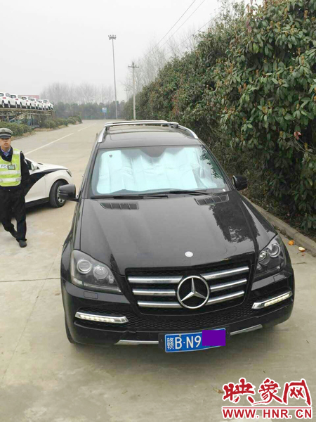 江西男子奔馳車中睡覺一氧化碳中毒，周口高速交警及時(shí)發(fā)現(xiàn)。