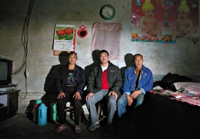 10月18日，自鋸病腿的鄭艷良所在的保定市清苑縣東臧村，有多家農(nóng)戶大病難醫(yī)，村民王新建（中）得了白血