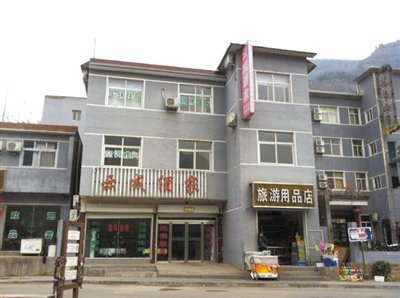 今年，胡萬(wàn)林涉嫌非法行醫(yī)的地點(diǎn)，就在這座農(nóng)家賓館內(nèi)。