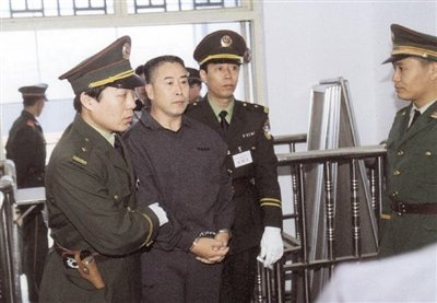 2000年9月30日，河南商丘，胡萬(wàn)林被法警押上法庭。