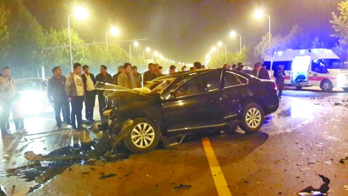車(chē)禍發(fā)生在鄭開(kāi)大道路中央雙黃線附近,現(xiàn)場(chǎng)狀況慘烈。