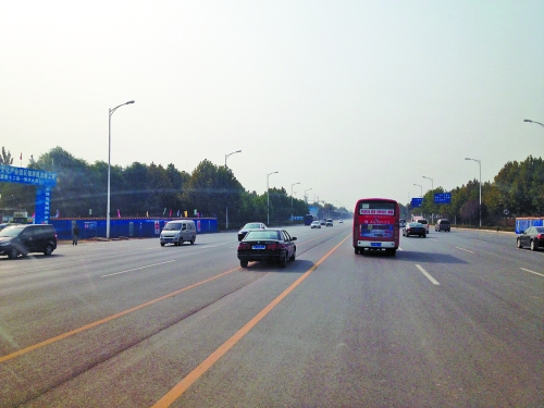 鄭開(kāi)大道上隨處可見(jiàn)車(chē)輛駛?cè)腚p黃線超車(chē),很危險(xiǎn)。
