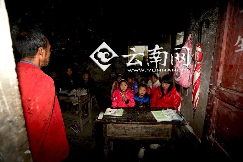 小學(xué)里只有兩個(gè)班，大點(diǎn)的孩子無法升入高年級，只得從一年級再讀起，就像復(fù)讀機(jī)。