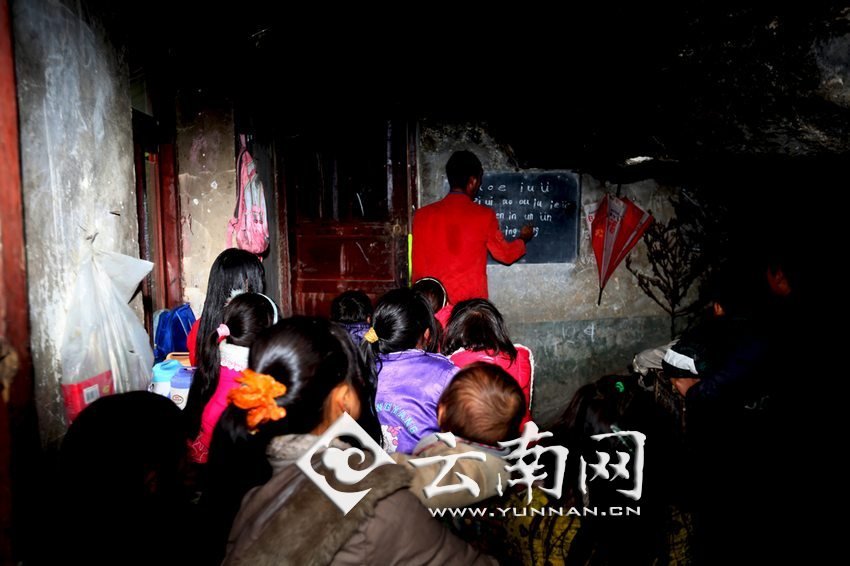 由于受到當(dāng)?shù)厝似缫?，大鍋圈的孩子們沒有外出求學(xué)的機(jī)會，只能在這樣的簡易房里學(xué)習(xí)