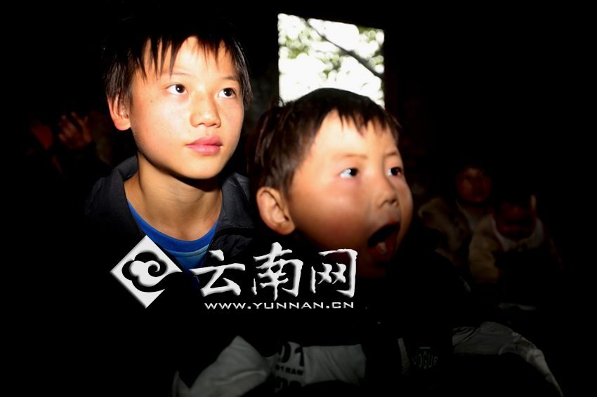 孩子認(rèn)真地跟著袁老師讀拼音。徐弘毅 攝