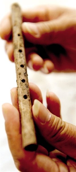 這是近日出土的用丹頂鶴尺骨制成的五孔骨笛。新華社發(fā)