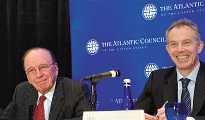 2008年，布萊爾與默多克在美國參加一國際會議。