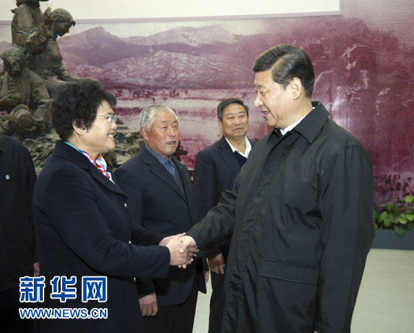 25日上午，習近平在臨沂華東革命烈士陵園參觀沂蒙精神展并會見當?shù)叵冗M模范和當年支前模范后代代表。