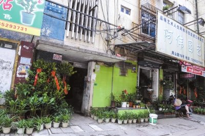 今年8月，當(dāng)年于英生妻子被殺案發(fā)生地——蚌埠市南山路一處臨街一樓的三室一廳——目前已經(jīng)成為一個(gè)花店。