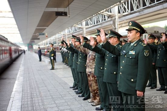 全國抗震救災模范王凱率13集團軍常委為退伍老兵送行。