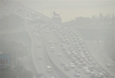 昨日，南昌市八一大橋被霧霾籠罩。 新華社發(fā)